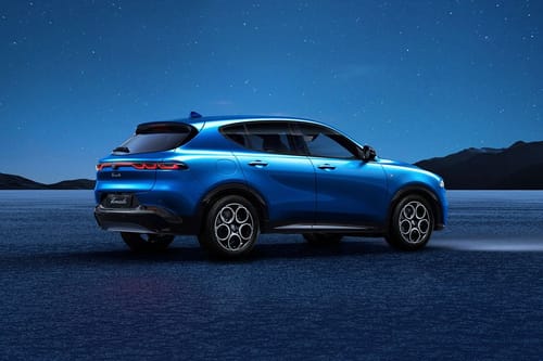 Rear Cross Side View of ألفا روميو تونالي