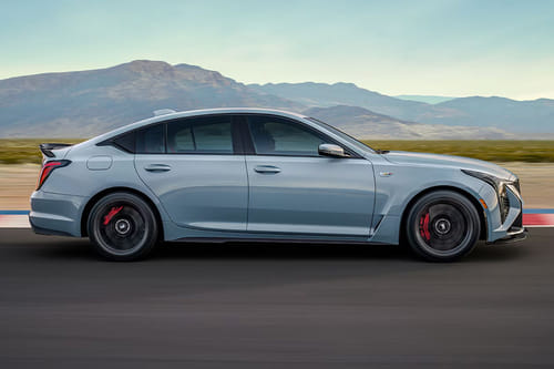 سي تي 5 في Medium Angle Front View