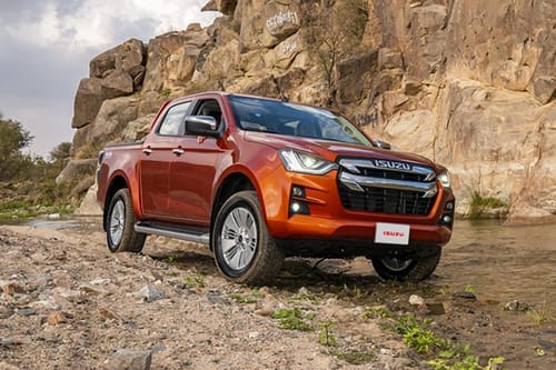 Isuzu D-Max Front Cross Side View