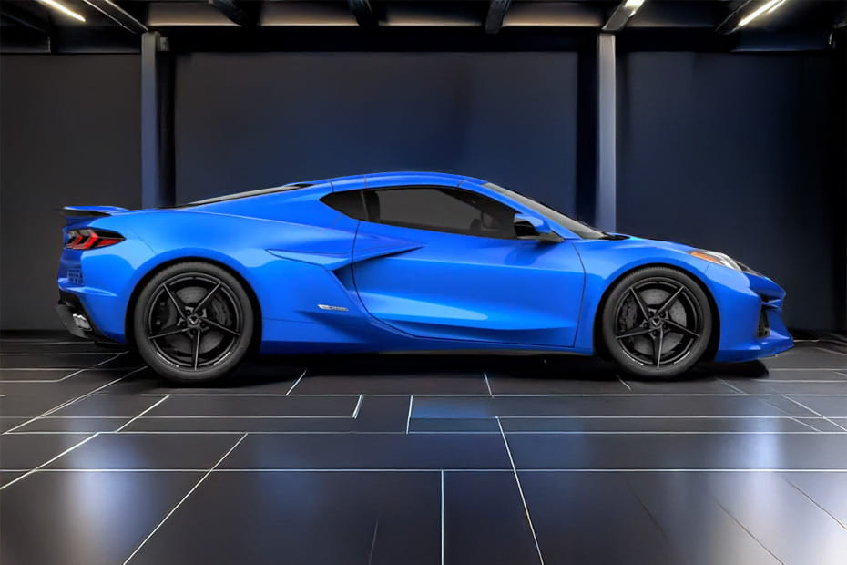 كورفيت إي-راي Medium Angle Front View