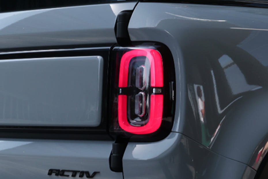 سبارك إي يو في Tail light