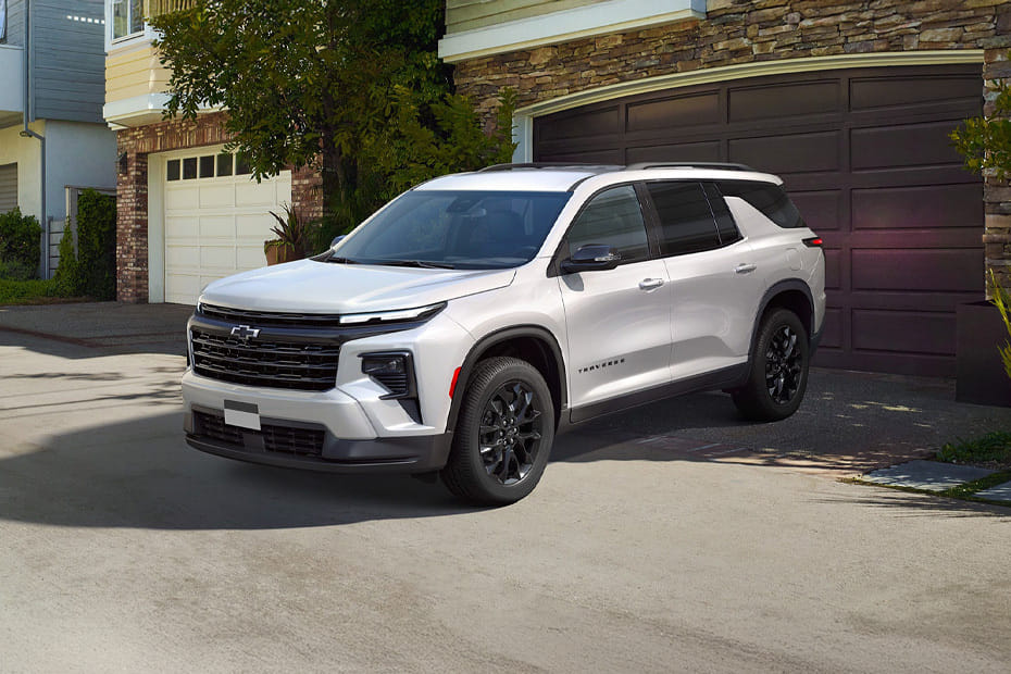 Chevrolet  Traverse Front angle low view