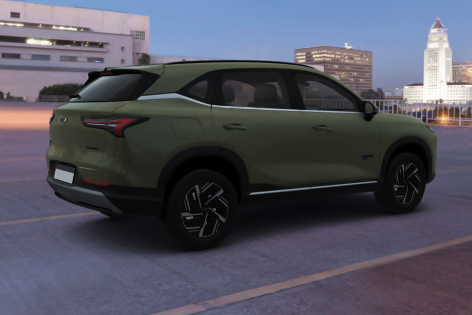 Rear Cross View of Chevrolet Captiva PHEV