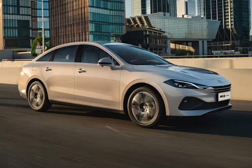 إم جي 8 Front Cross Side View