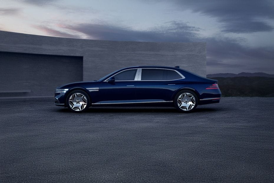 Genesis G90 Side Medium View