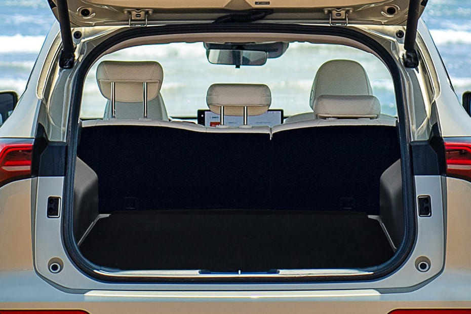 Trunk Open Closer View of إتش6