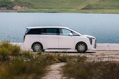 إي 9 Medium Angle Front View