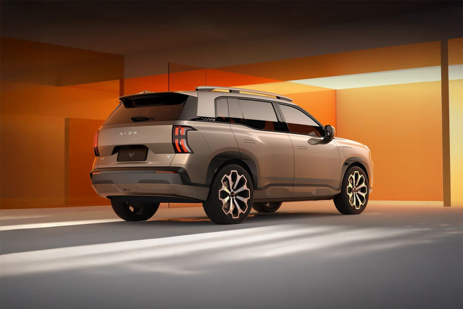 آيون V Rear angle view