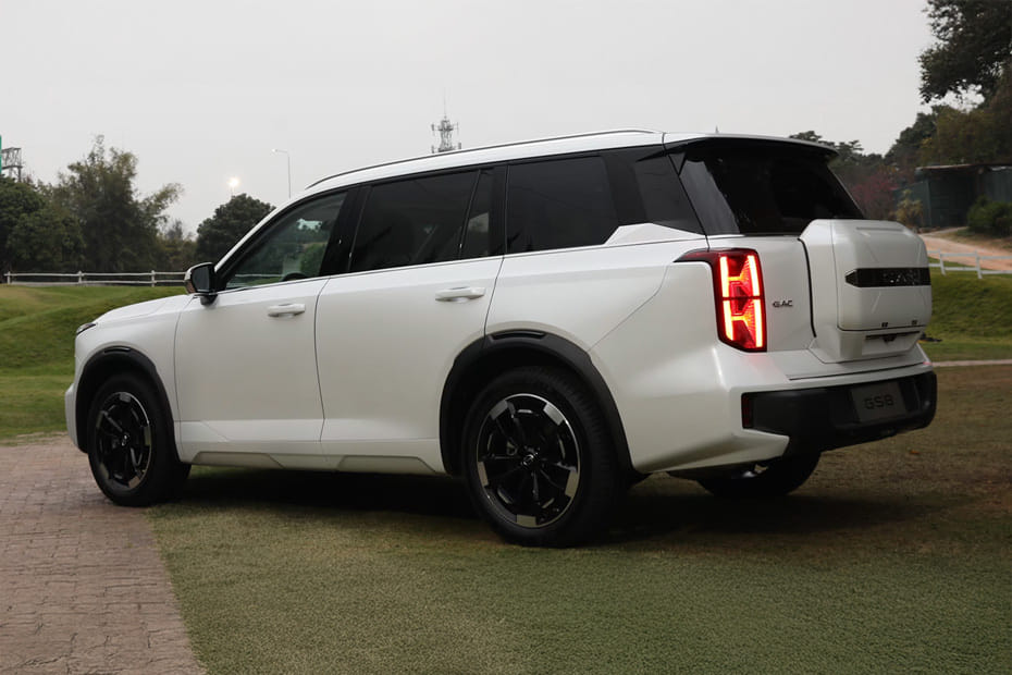 Rear Cross Side View of جي أي سي جي إس 8 ترافيلر