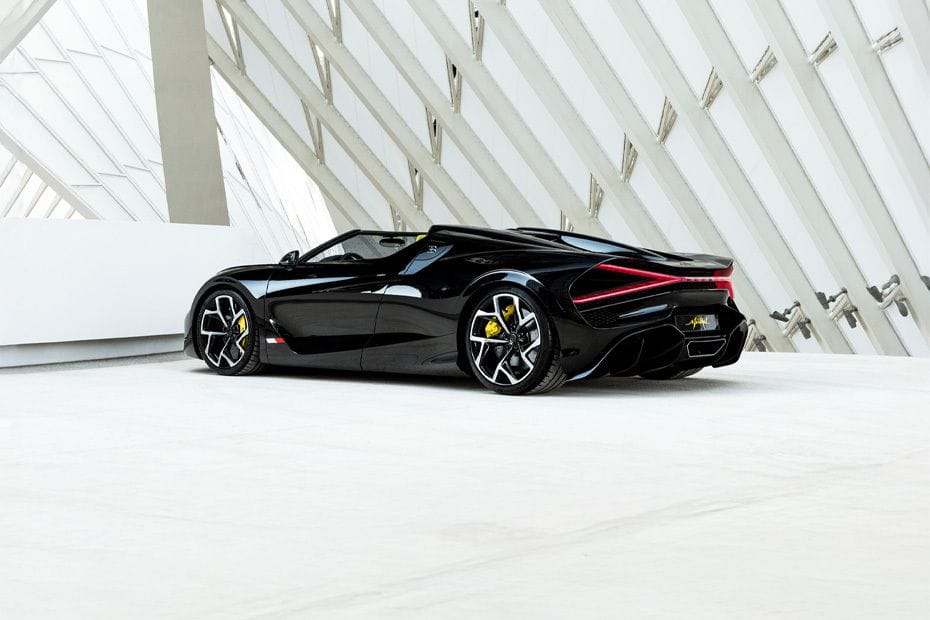 Rear Cross Side View of بوغاتي  ميسترال