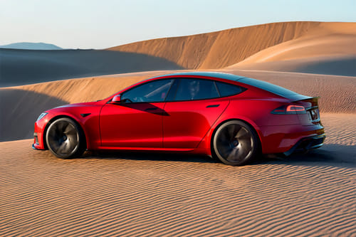 Rear Cross View of تيسلا موديل إس
