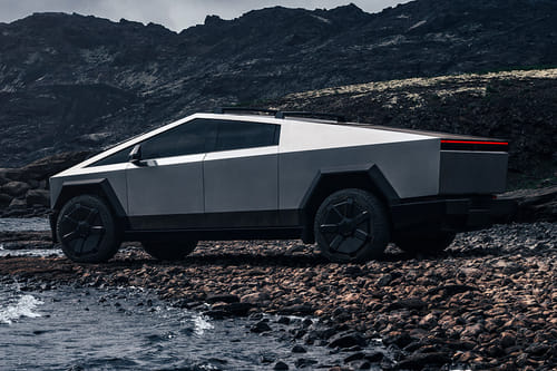 Rear Cross Side View of تيسلا سايبرتراك