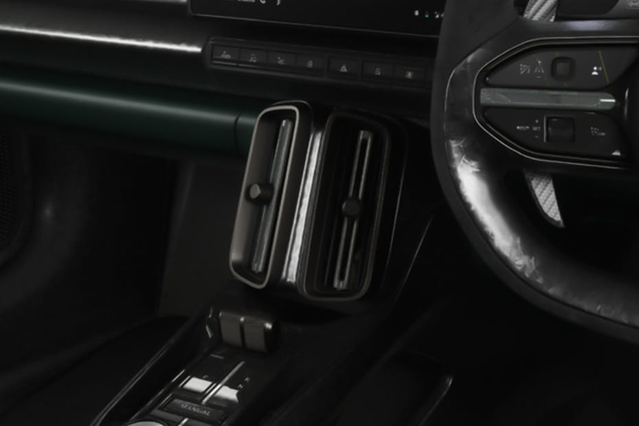 Front AC Controls of أستون مارتن فالهالا