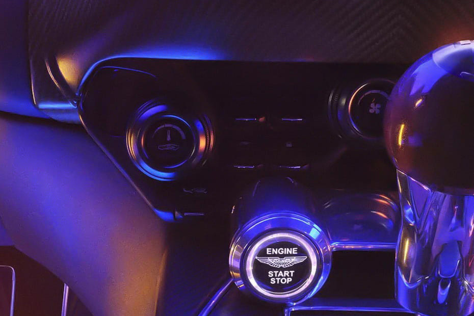 Front AC Controls of أستون مارتن فالور