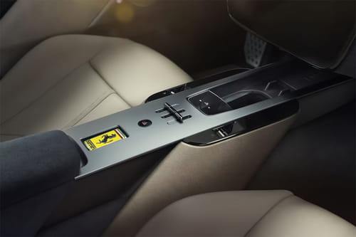 Center Controls of فيراري أمالفي