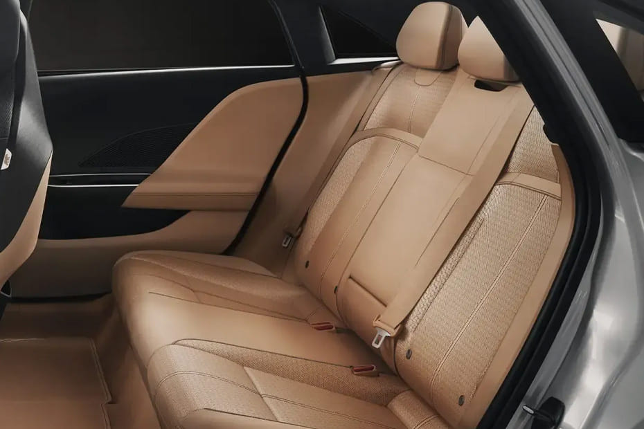 لوسيد إير Rear Seats