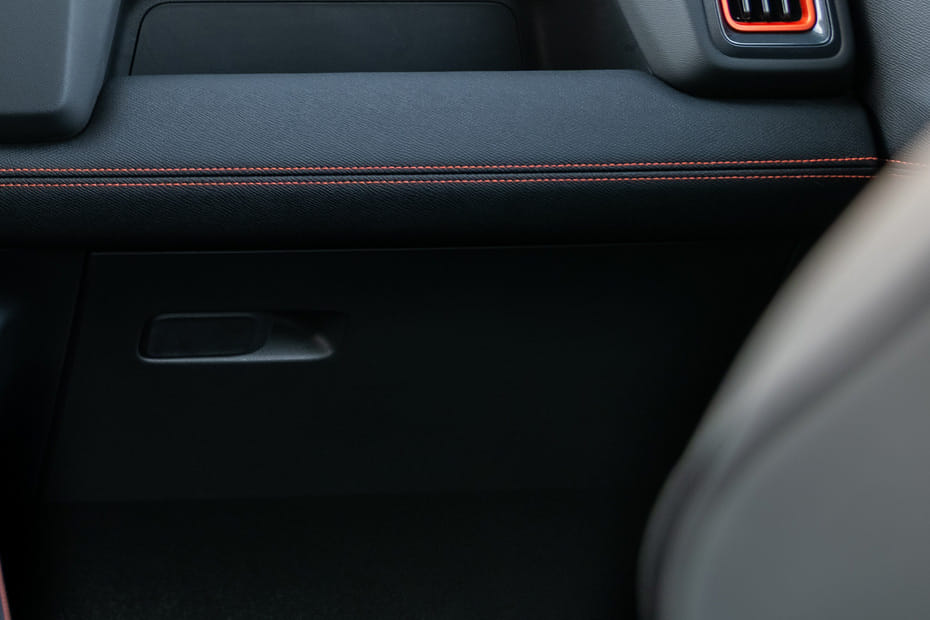 بي واي دي القرش 6 Glove Box