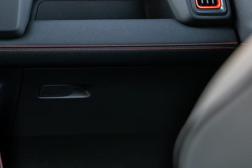 بي واي دي القرش 6 Glove Box