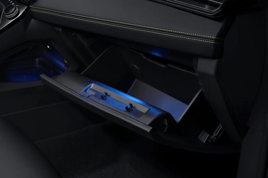 LYNK&CO 06 Glove Box Open
