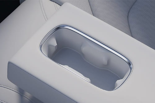 إس يو 7 Cup Holders