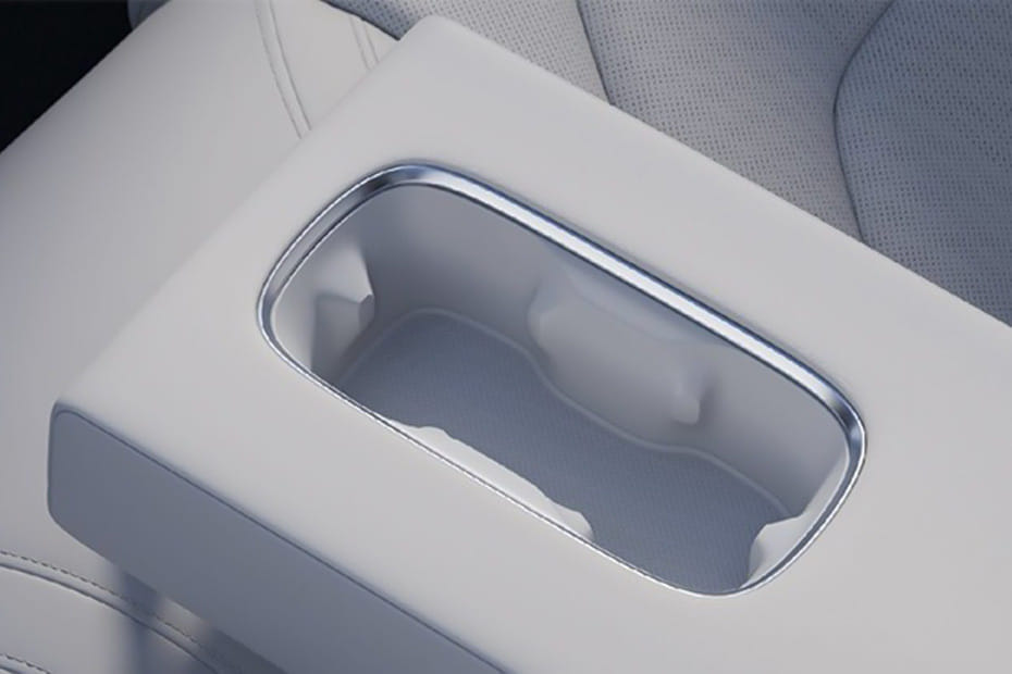 إس يو 7 Cup Holders