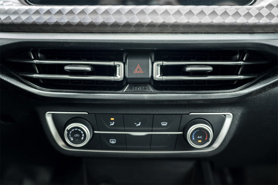 Front AC Controls of ج إم سي فيجوس دابل كابين