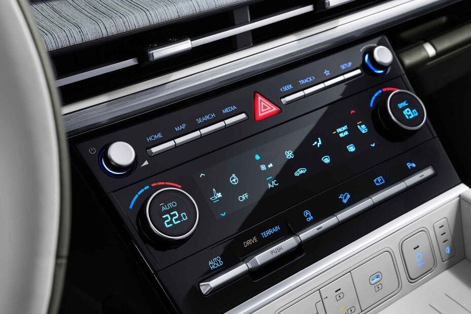 Front AC Controls of هيونداي سانتا في