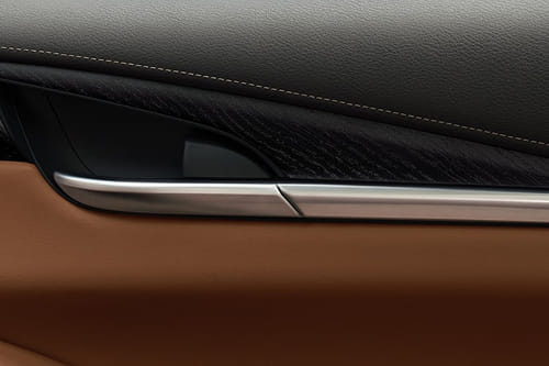 door handle interior of انفنتي كيو إكس 60 (2024–2025)