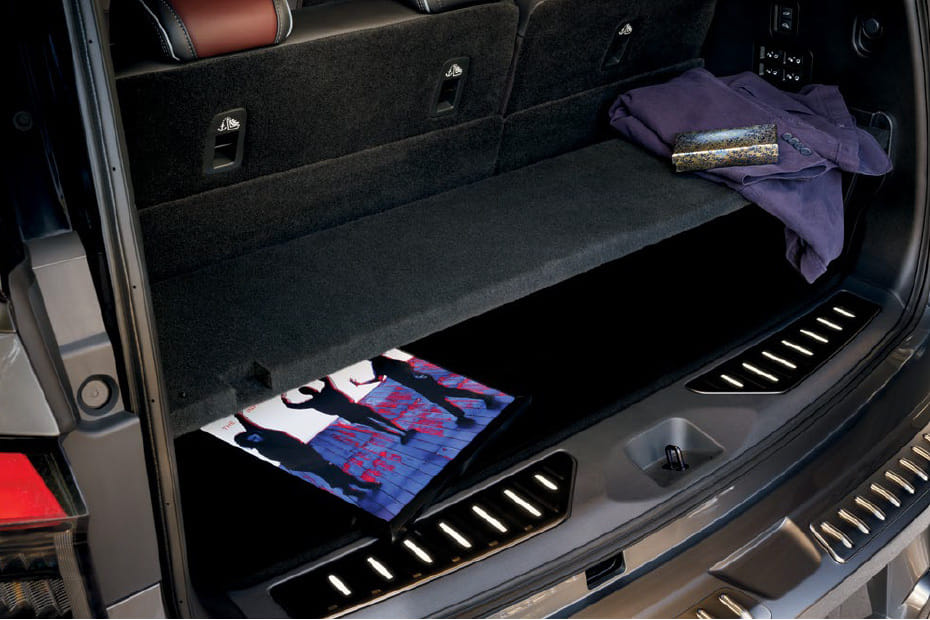 Storage Closer View of Infiniti QX80