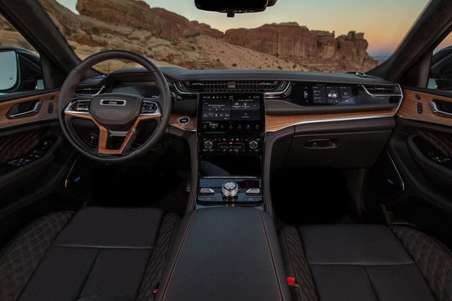 Dashboard View of جراند شيروكي