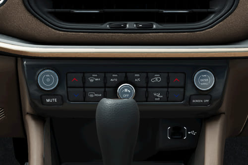 Front AC Controls of جيب كوماندَر