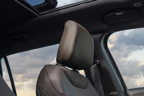 كوماندَر Front Seat Headrest