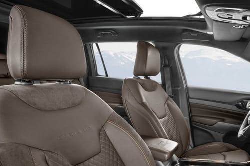 كوماندَر Front Seats