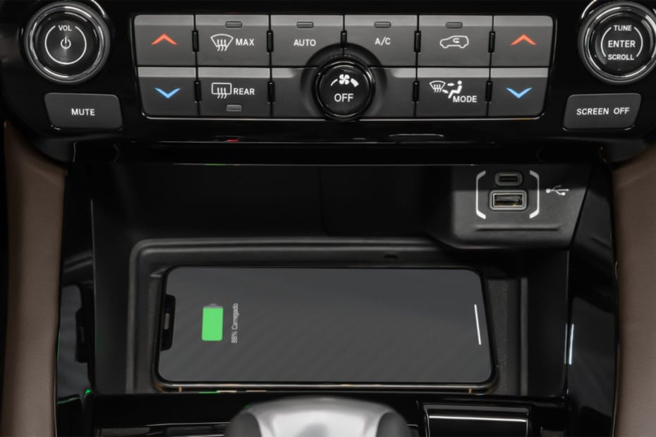Power Accessories Outlet View of جيب كوماندَر