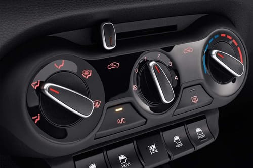 Front AC Controls of كيا بيجاس