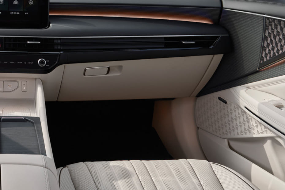 كيا كيه 8  Glove Box