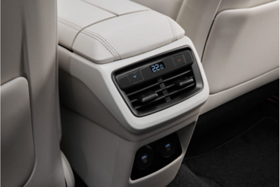 كيه 8  Rear AC Controls