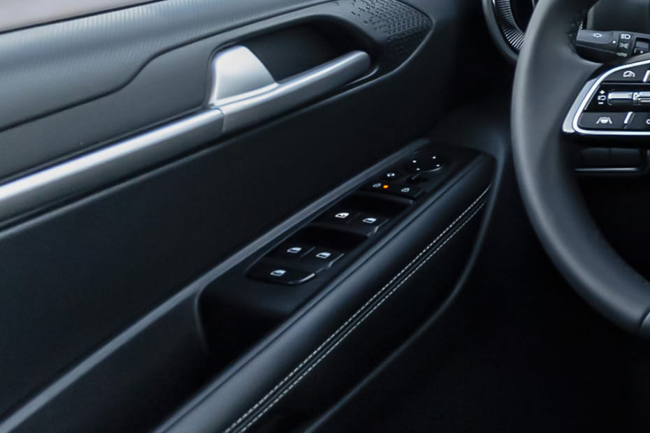 كيا سونيت Drivers Side In Side Door Controls