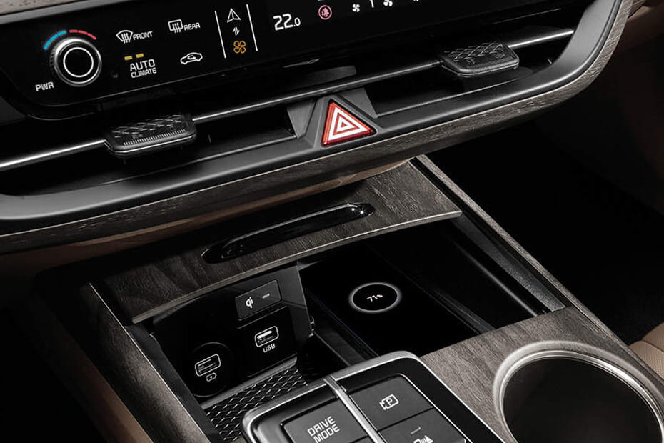 Power Accessories Outlet View of KIA K8 Hybrid