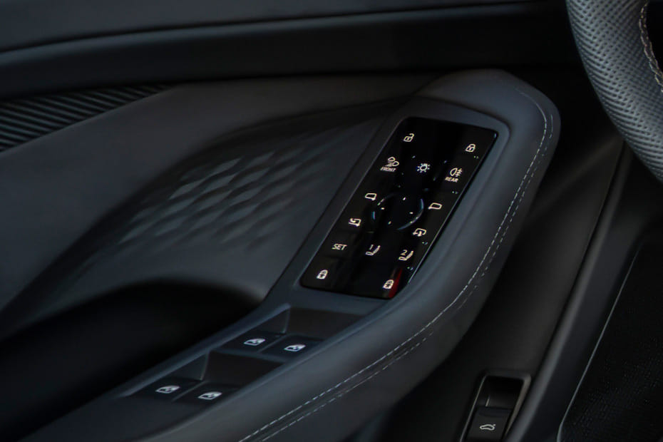 أودي إيه 6 أفانت Drivers Side In Side Door Controls