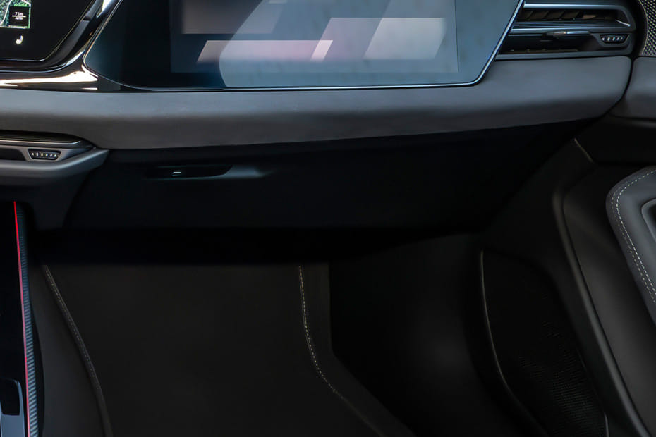 أودي إيه 6 أفانت Glove Box