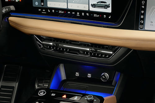 Front AC Controls of أودي A6L إي-ترون