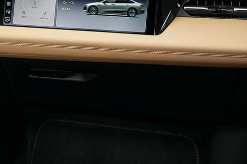 أودي A6L إي-ترون Glove Box