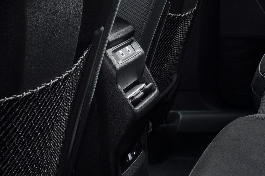 كيو 3 2026 Rear AC Controls