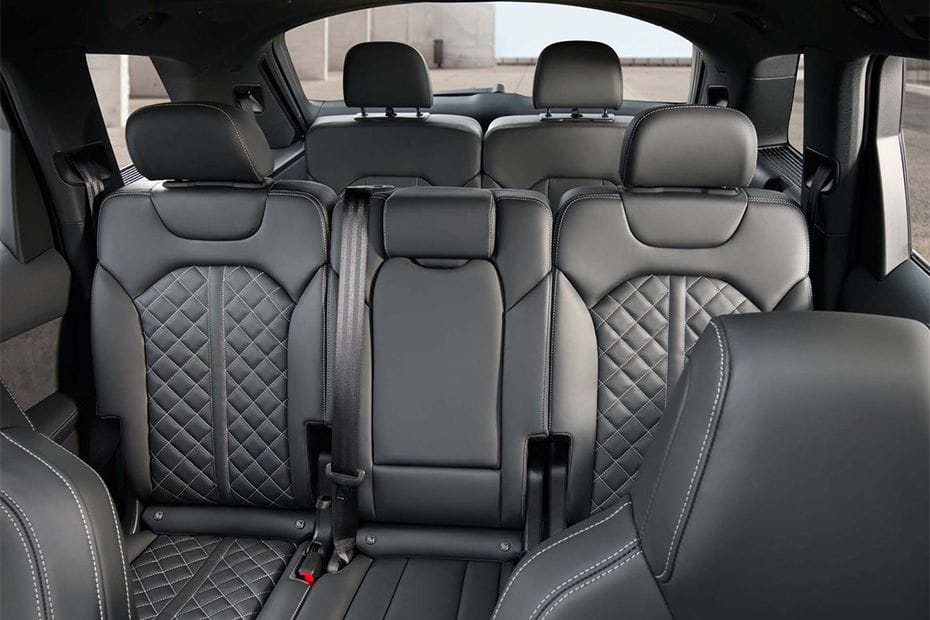 أودي Q7 Front And Rear Seats Together