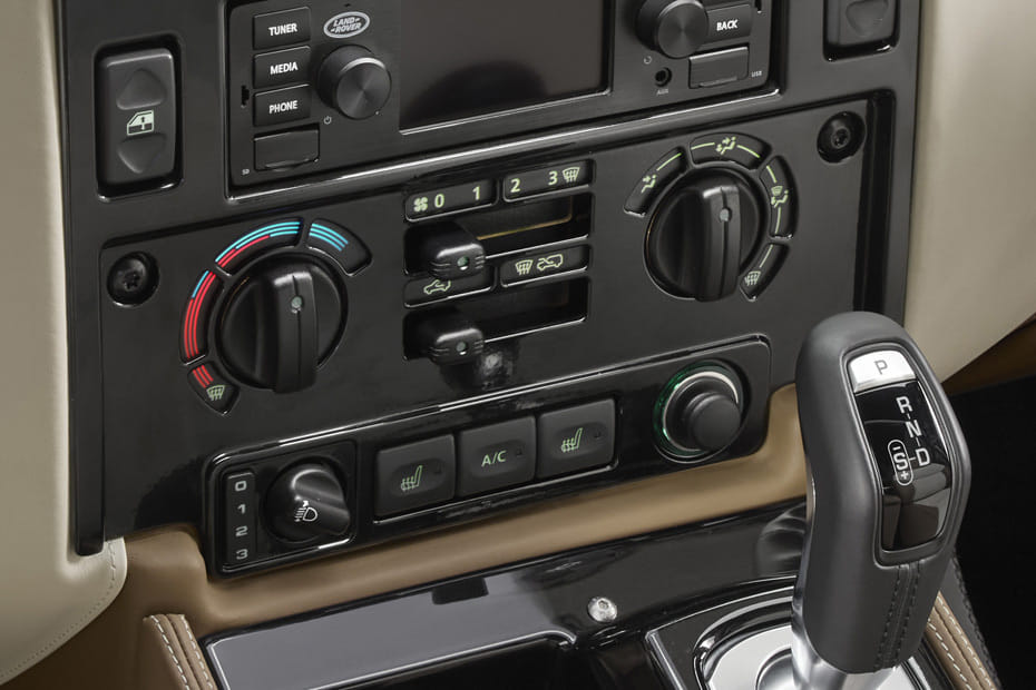 Front AC Controls of لاند روفر كلاسيك ديفيندر