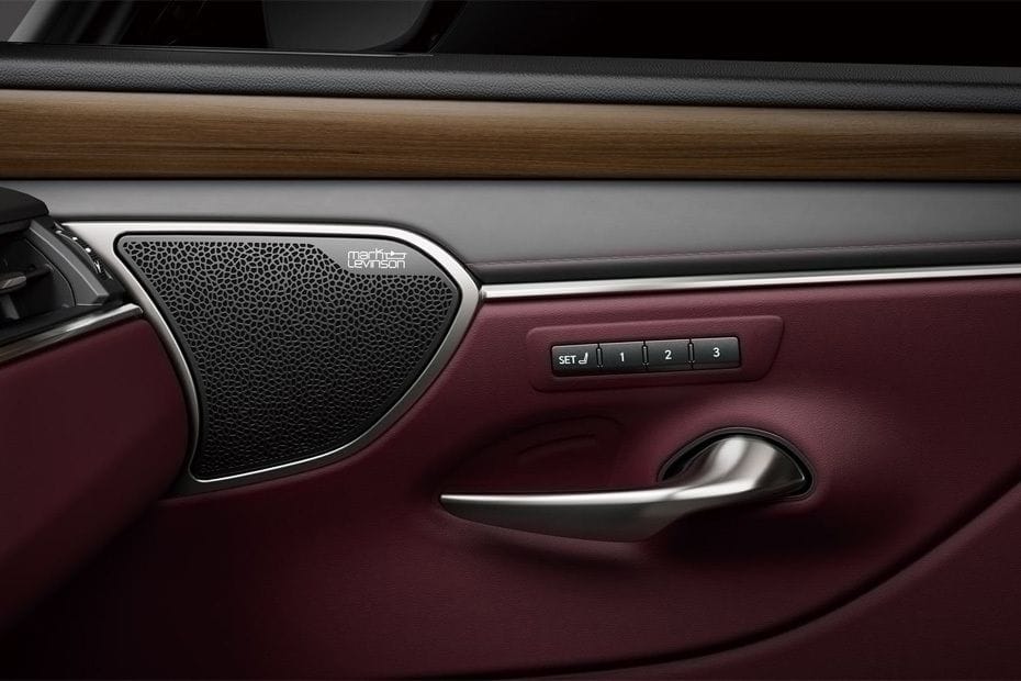 door handle interior of لكزس إي إس 2026
