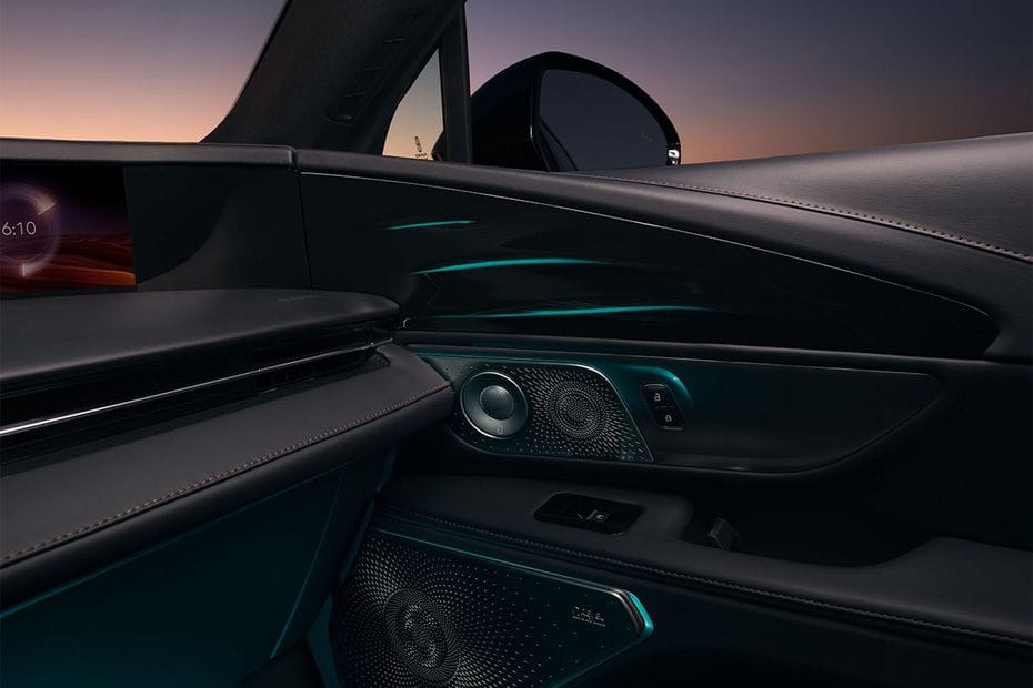 door handle interior of Lincoln Nautilus 