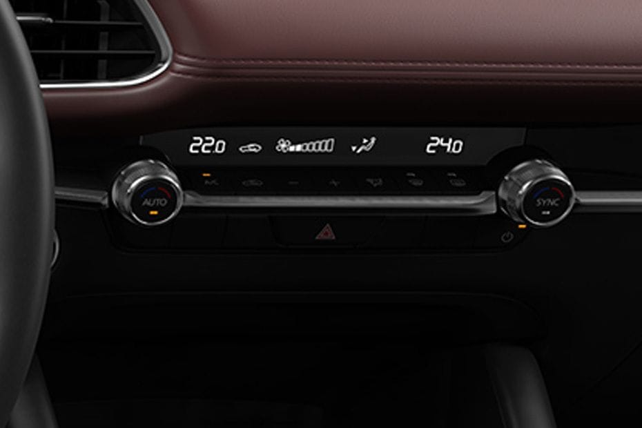 Front AC Controls of مازدا 3 هاتشباك