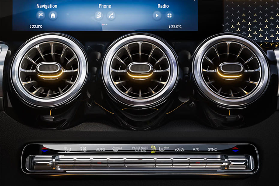 Front AC Controls of مرسيدس بنز فئة GLB